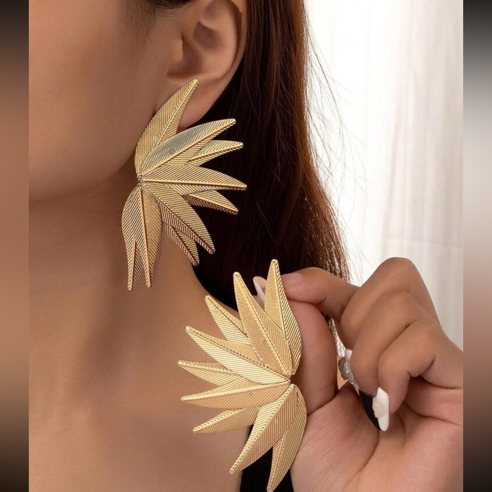 Fashionable Retro Style Petal Flower Leaf Shaped Statement Earrings